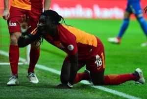  Gomis, bu sezonki gol saysn 18ye kard 