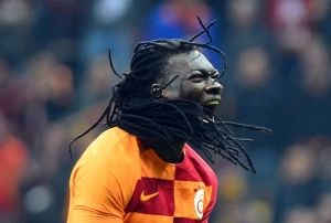Bafetimbi Gomis, Burak Ylmaz yakalad