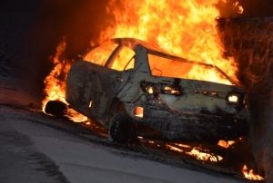 Alev topuna dnen otomobildeki 5 kii yanarak can verdi