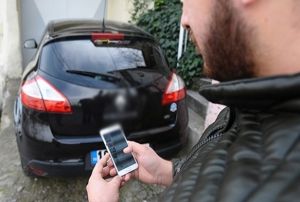 Kendi arabasn bakasnn sattn renince polise kotu