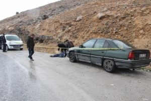 Yol kenarnda ceset bulundu
