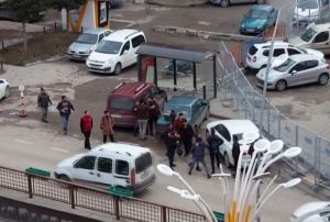 Erkeklerin kavgasn kzlar araya girerek ayrd