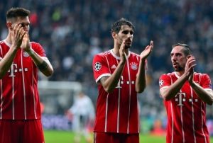 Bayernli futbolcular tribnleri alklad