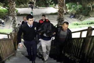  fkeli koca, kendisini ikna iin gelen eine de gazetecilerle konutu