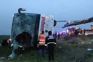 Otobs arampole devrildi: 4 l, ok sayda yaral