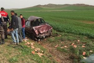 Lastii patlayan otomobil takla att : 5 yaral