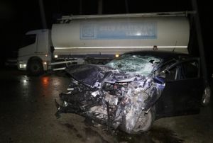 Kamyona arpan otomobildeki 2 kii ld 1 kii yaraland