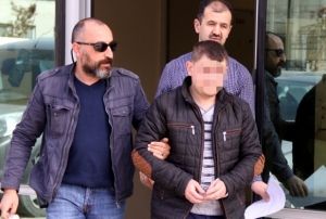 Tramvayda kadn ve kz ocuklarnn gizlice fotorafn eken gen tut