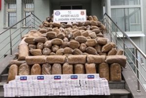Kargo aralarndan 2 ton kaak ttn ele geirildi