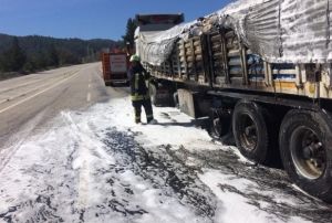 Seyir halindeki trn arka tekerleri alev ald