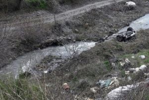 Kirpiyi ezmemeye alrken dereye utu: 2 yaral