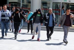 Otomobil ve kamyonlardan ak alan 3 kii yakaland