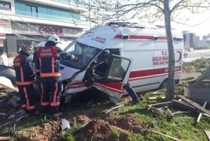 Ambulans ile otomobil arpt: 7 yaral