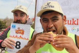 10 dakikada 8 sucuk ekmek yedi