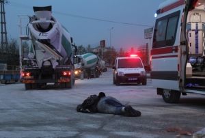 Beton mikserin altnda kalan ii hayatn kaybetti