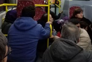 Baclarda silahl saldr, halk otobs kurunlarn hedefi oldu