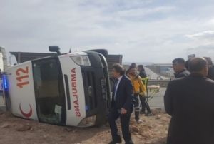 Ambulans ve otomobil arpt: 6 yaral 