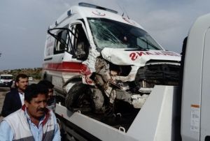 Ambulans ile minibs arpt: 6 yaral