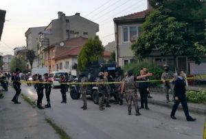 Einin bakasyla birlikte olduunu iddia etti, kaynpederini ldrd