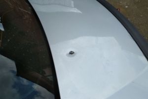 Seyir halindeki otomobile kurun isabet etti