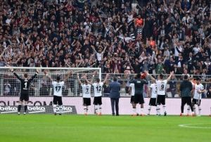 Beikta tribnlerinden enol Gne'e sevgi seli
