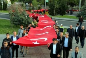 57. Alay dev Trk Bayrayla anld
