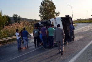 Servis minibs ile otomobil arpt: 25 yaral