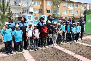Gen Baklar, Mutlu Yzler Projesi kapsamnda aa diktiler