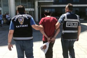 Kpei baladklar evlerinden kamaya alrken yakalandlar