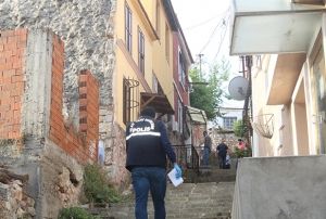 Annesini telefon kablosuyla ldrd