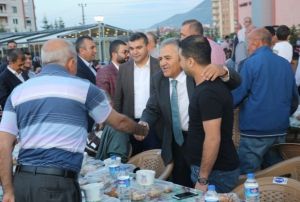 Bykkl Esenyurt halk ile iftar sofrasnda bulutu