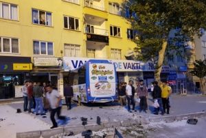 Halk otobs parti seim brosuna dald: 2 yaral