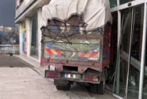 Freni patlayan kamyonet AVMye dald