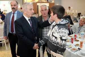 Vali Kam ftar Yemeinde ehit Aileleriyle Bir Araya Geldi 