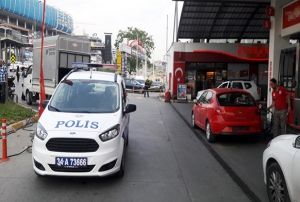 Minibs srcs kemerle polise saldrd, polis silahn ateledi