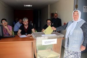  Erkilet Havaalannda oy verme ilemi balad 