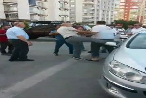 Yaral yeenini brakt etrafa saldrd