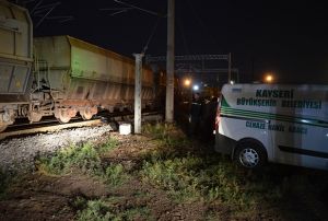 Manevra yapan tren iilere arpt: 1 l, 1 yaral