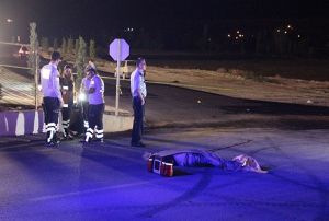 Otomobil, yolun ortasnda yatan ahs ezip geti: 1 l