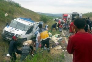 ileri tayan kamyonet kaza yapt! 2 l, 22 yaral