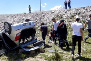 Otomobil arampole devrildi: 2 yaral