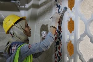  532 yllk caminin duvarlarn kadn nakkalar renklendiriyor