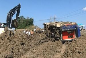 24 kiiye mezar olan vagonlar paralanyor