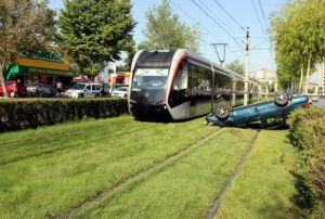 Takla atan otomobil tramvay yoluna girdi