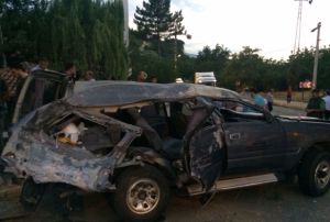Kontrolden kan vin, iki araca arparak durabildi: 4 yaral