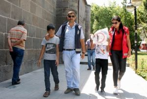 Yakalanan ocuk dilenciler ailelerine teslim ediliyor