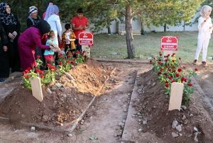 ehit anne ve olu yan yana topraa verildi