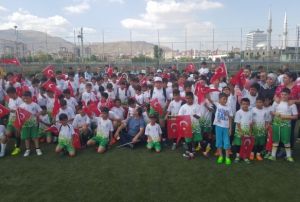 Bakan Akaydan Yaz Spor Okullar kapannda spor salonu mjdesi