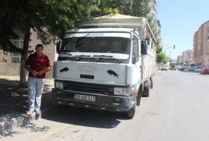 'Dolarlarnz bozdurun' arsna aracn balayarak destek verdi