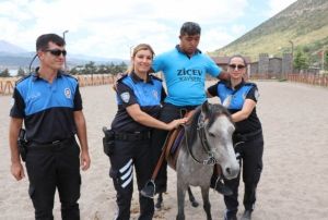 Polislerden engelli ocuklara atl terapi
